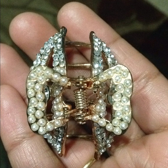 White Rhinestones and pearl gold butterfly clip - Picture 2 of 4